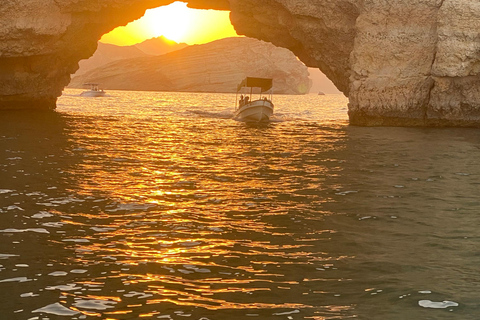 Muscat: tour in barca per l&#039;osservazione dei delfini