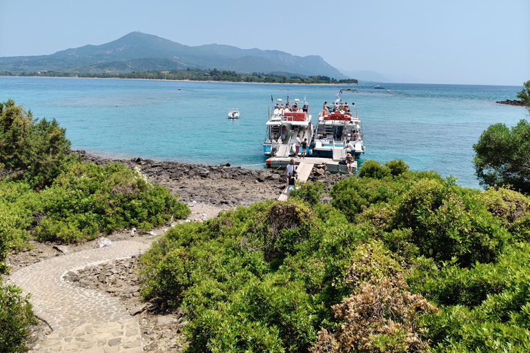 Athènes : excursion d&#039;une journée en bateau avec baignade et piscine thermaleAthènes : excursion d&#039;une journée en bateau vers les îles avec baignade