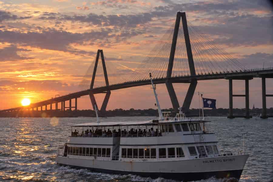 Sonnenuntergangsfahrt im Hafen von Charleston. Foto: GetYourGuide Sonnenuntergangsfahrt im Hafen von Charleston. Foto: GetYourGuide