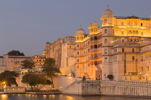 Udaipur: Lake Pichola Boat Ride with Old City Heritage Walk