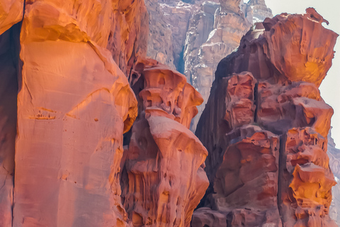 Aqaba: Trasferimento in auto privata con safari in jeep nel Wadi Rum