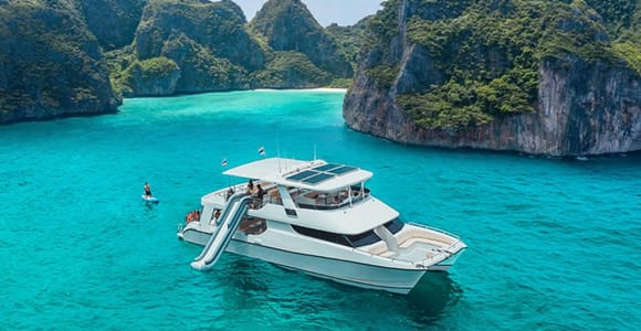 Phuket: James Bond & Phang Nga Bay mit einer luxuriösen Sonnenuntergangsyacht