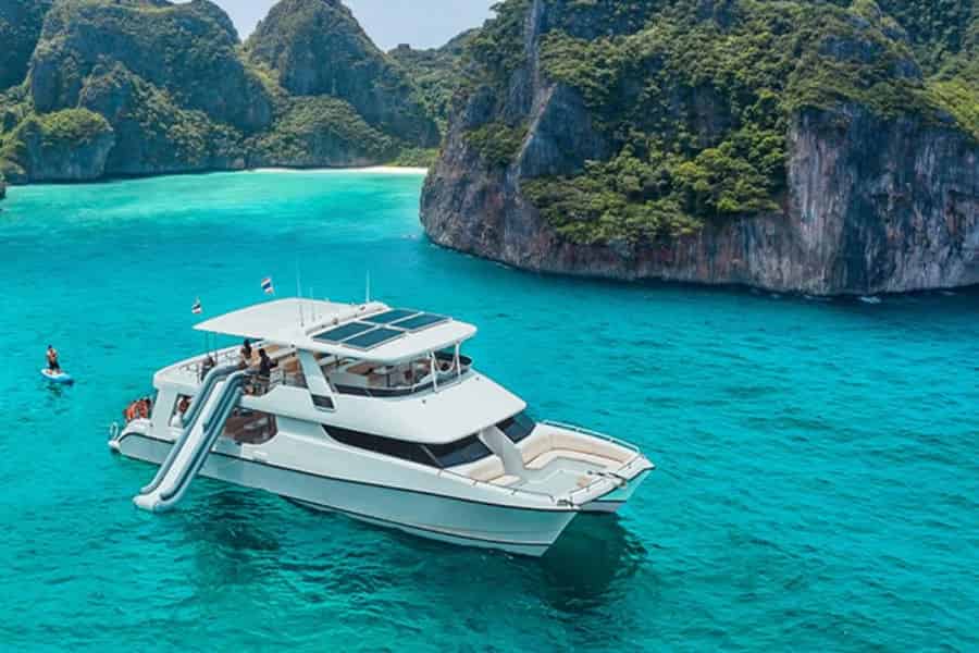 Phuket: James Bond & Phang Nga Bay mit einer luxuriösen Sonnenuntergangsyacht. Foto: GetYourGuide Phuket: James Bond & Phang Nga Bay mit einer luxuriösen Sonnenuntergangsyacht. Foto: GetYourGuide