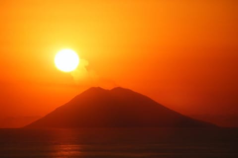 Da Tropea: tour notturno del vulcano Stromboli