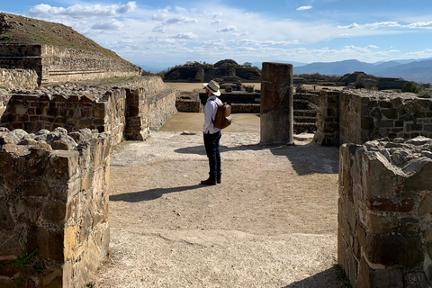 Oaxaca: Monte Albán Tour with Breakfast at Abastos Market