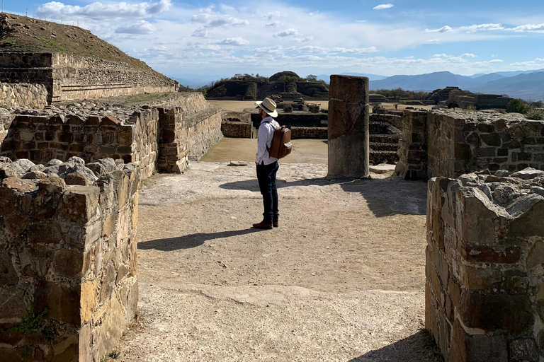 Oaxaca: Monte Albán Tour with Breakfast at Abastos Market