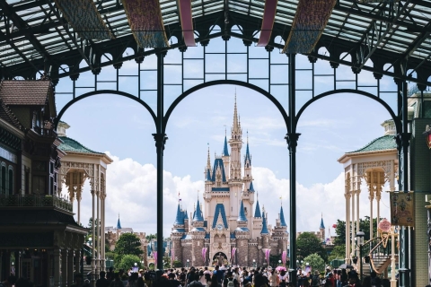 Tokyo Disneyland/DisneySea: bilet 1-dniowy i prywatny transferDisneyland & Morning transfer z Tokio do Disneylandu