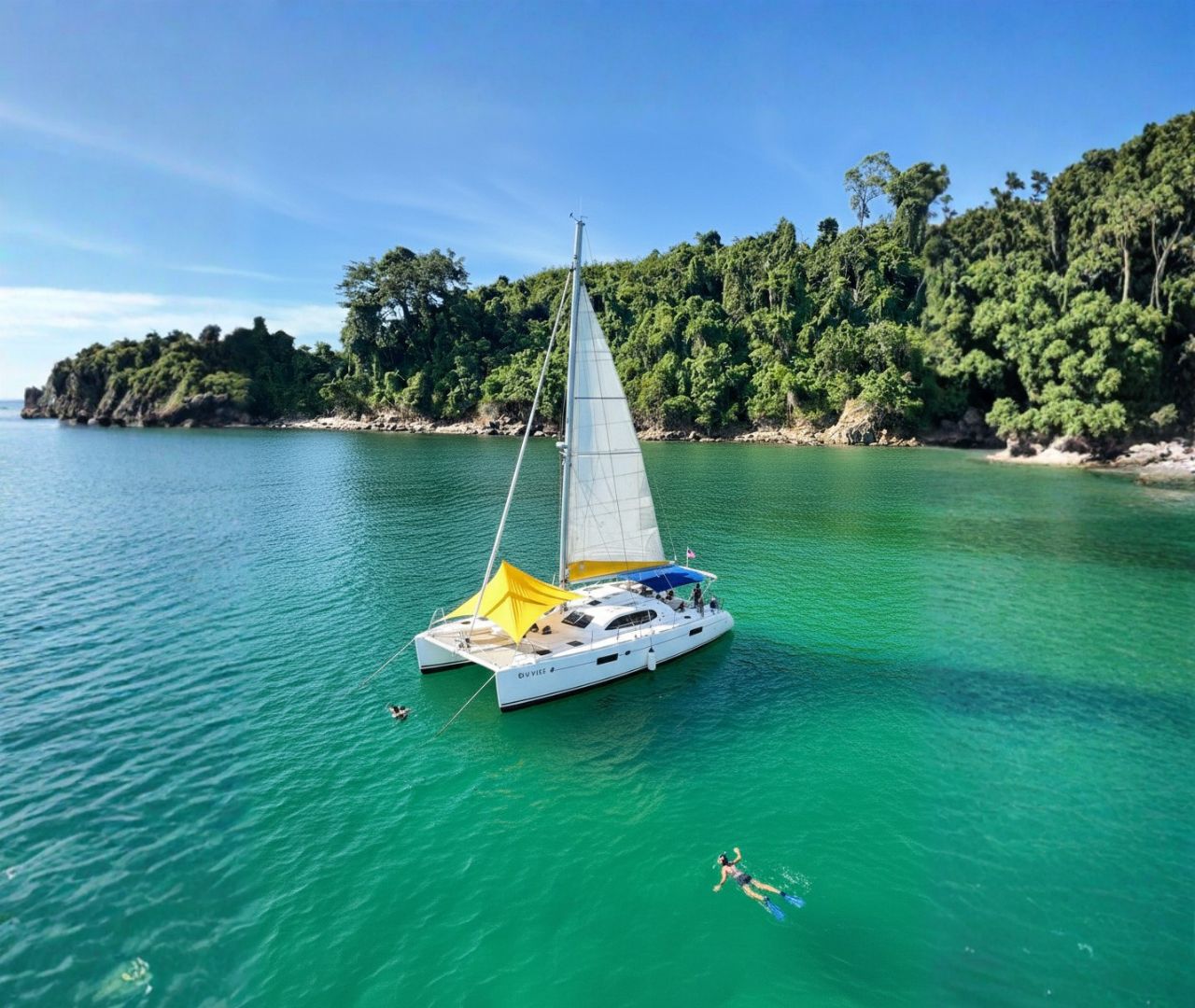 Kota Kinabalu: Katamaran, Schnorcheln & Segeltour mit Mahlzeit