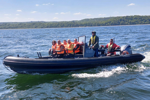 Bateau de vitesse au bout de la jetée à Sopot. Vitesse 100 km/h