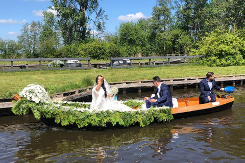 Amsterdam: Zaanse Schans and Giethoorn Guided Combo Tour