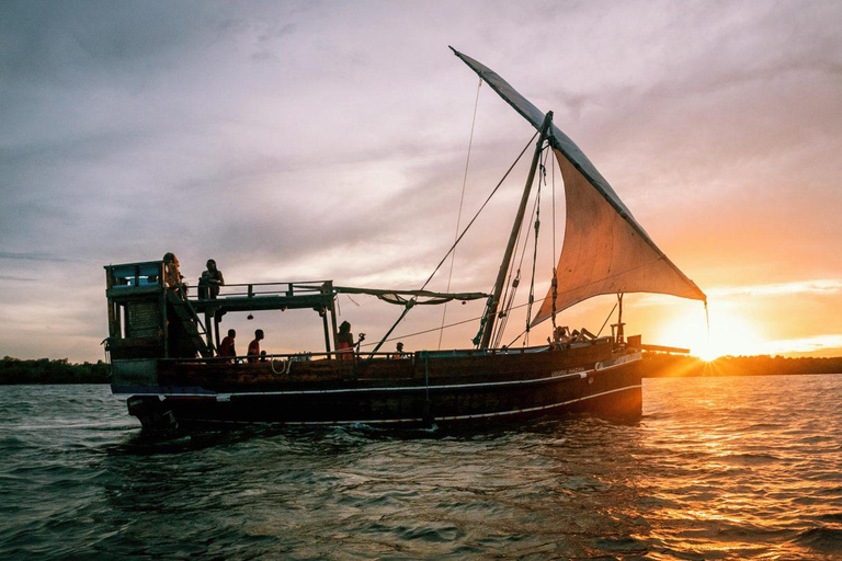 مومباسا: رحلة بحرية مسائية على متن قارب الداو مع عشاءمومباسا: رحلة قارب الداو المسائية مع عشاء