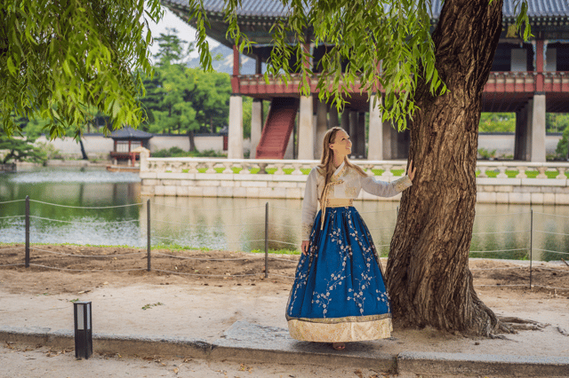 Gyeongbok-gung and Seochon walking tour with coin lunchbox