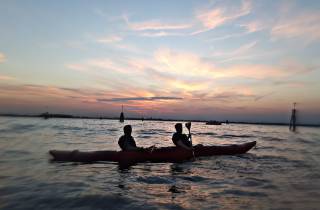 Einzigartige Nachttour mit Sonnenuntergang: Kajakfahren in Venedig mit einem Guide