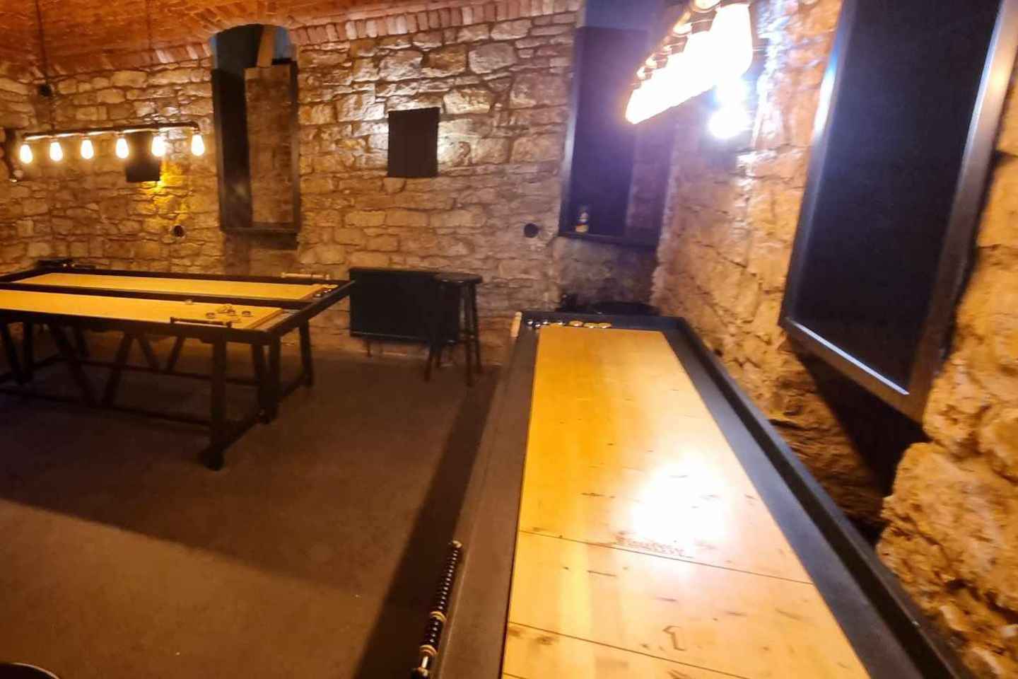 Crew Bar Prag: Opið bar, borðtennis eða skaflborð