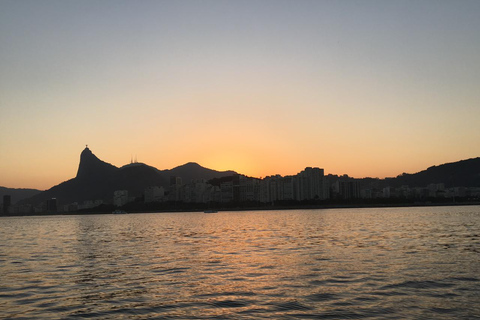 Rio de Janeiro : Tour en bateau au coucher du soleil avec toast Heineken