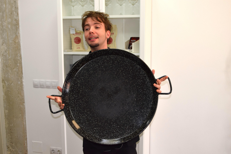 Madrid: Seafood Paella Masterclass Near Sol with Drinks Included