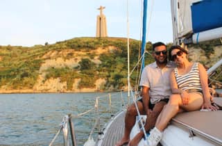 Lissabon: Bootstour zur goldenen Stunde mit Begrüßungsdrink