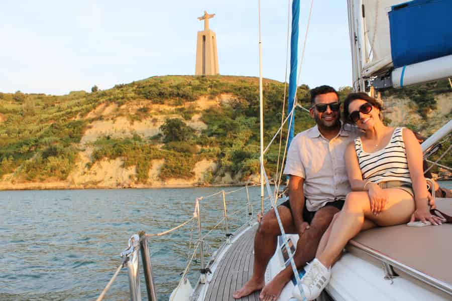 Lissabon: Bootstour zur goldenen Stunde mit Begrüßungsdrink. Foto: GetYourGuide Lissabon: Bootstour zur goldenen Stunde mit Begrüßungsdrink. Foto: GetYourGuide