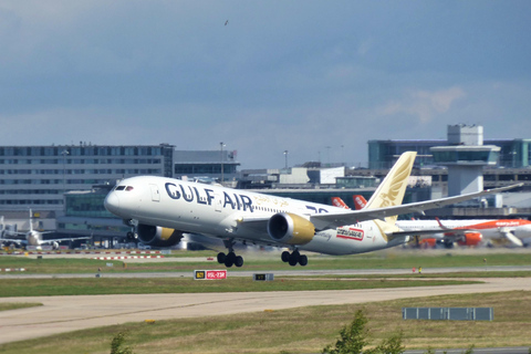 Manchester Airport Runway Walk with Plane Spotting Manchester: Airport Runway Walk with Plane Spotting
