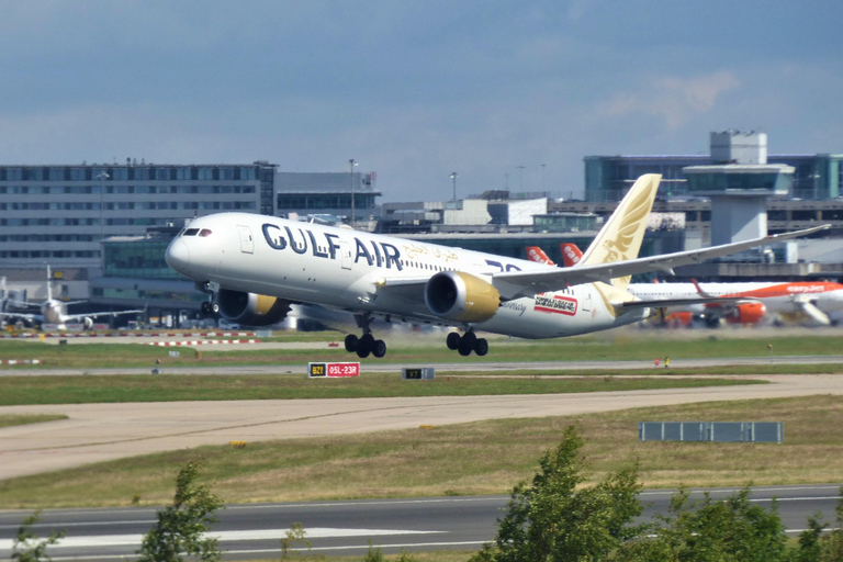 Manchester Airport Runway Walk with Plane Spotting Manchester: Airport Runway Walk with Plane Spotting