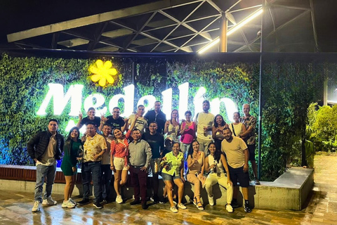 Medellín: Night City Tour on traditional Party Bus & Drinks Ruta Fresca