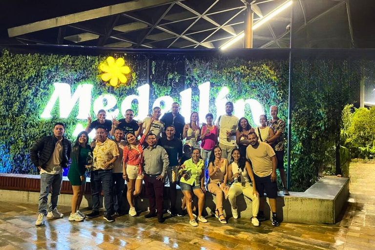 Medellín: Night City Tour on traditional Party Bus & Drinks Ruta Fresca