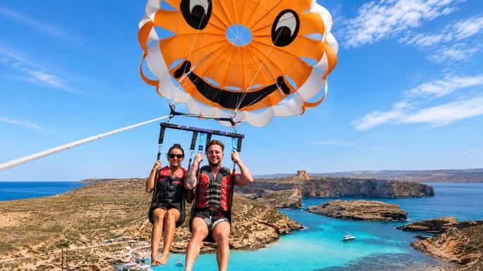 Comino: Experiência de parasailing na Lagoa Azul