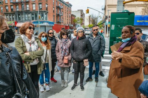 Harlem: Sunnuntain evankeliumipalvelu paikallisten kanssa