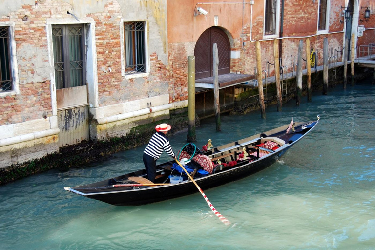 Wenecja: Wspólna gondola przez zapierający dech w piersiach Most WestchnieńWspólna gondola o zachodzie słońca przez zapierający dech w piersiach Most Westchnień
