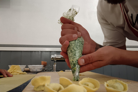 佛罗伦萨：意面制作课程，含晚餐、葡萄酒和... 唱歌！佛罗伦萨：意面制作课程，含晚餐、葡萄酒...还有歌唱！