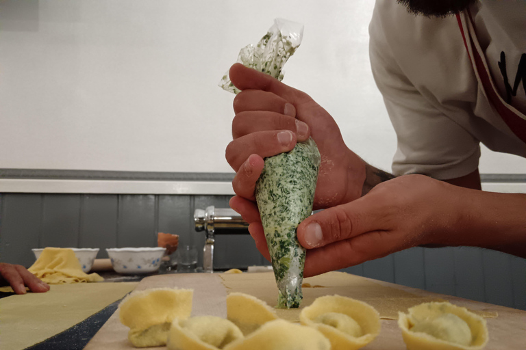 佛罗伦萨：意面制作课程，含晚餐、葡萄酒和... 唱歌！佛罗伦萨：意面制作课程，含晚餐、葡萄酒...还有歌唱！