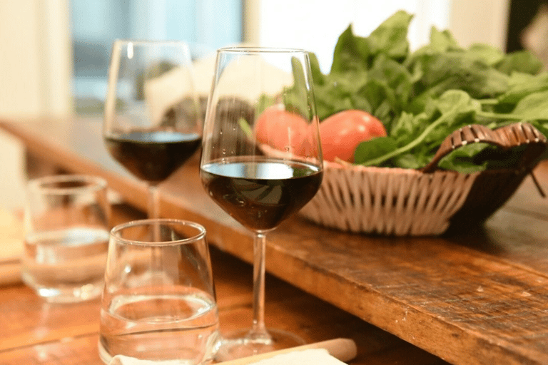 Corso di cucina tradizionale con vino fatto in casa a Tirana