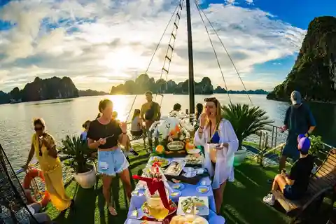 From Hanoi: Ha Long Bay Day Trip with Cruise and Lunch