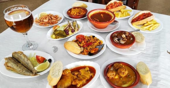 Málaga: 2-Hour Tuk Tuk Tour with Tapas or Wine Tasting Stop