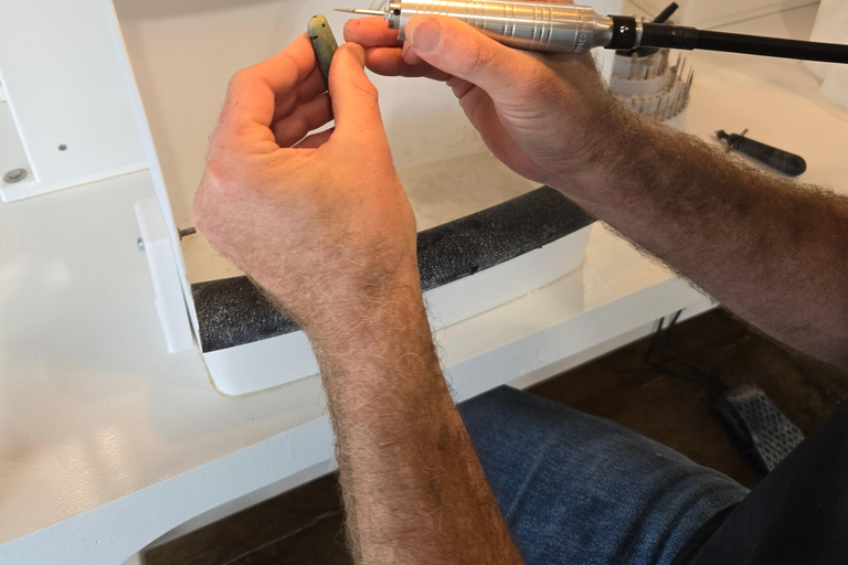 Auckland: Full-Day Jade Carving, Honey Tasting & Wine Tour