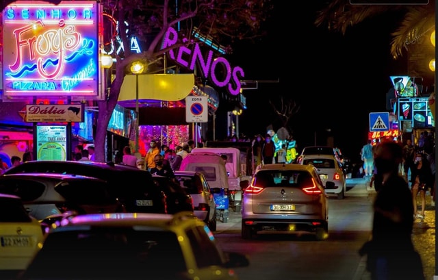 Albufeira: Pub Crawl Club Entry and Restaurant Discounts
