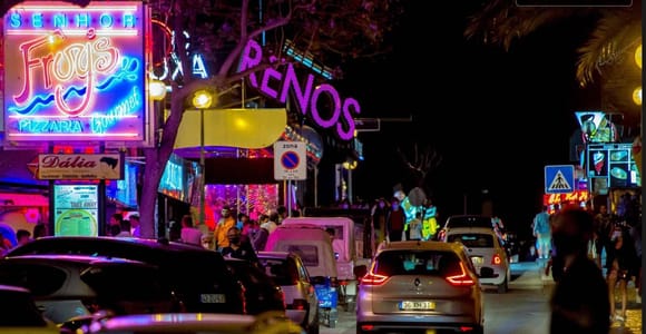 Albufeira: Pub Crawl Club Entry and Restaurant Discounts