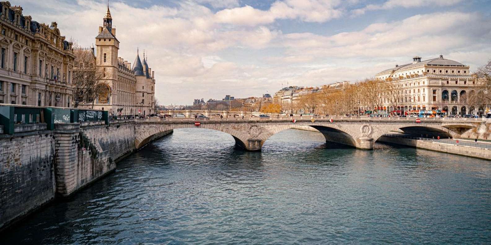 Paris: Louvre Museum Entry Ticket With Host and River Cruise