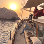 Marsiglia: Serata in barca a vela Calanques du Frioul con buffet e vino