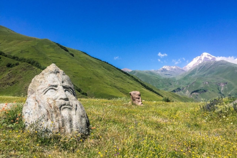 Excursión privada de día completo Stepantsminda, Montañas Kazbegi y Sno