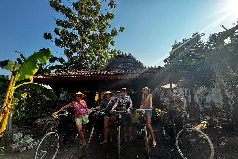 Yogyakarta : Classic Bike Tour with Lunch and Pickup