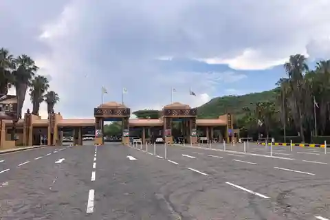 ヨハネスブルグサンシティ＆ピラネスバーグ国立公園日帰りツアー