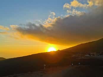 Catania: Fottur på Etna med vinprovning ved solnedgang