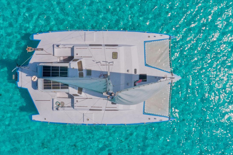 Cancun: Cruzeiro de Catamarã para Isla Mujeres com Snorkeling