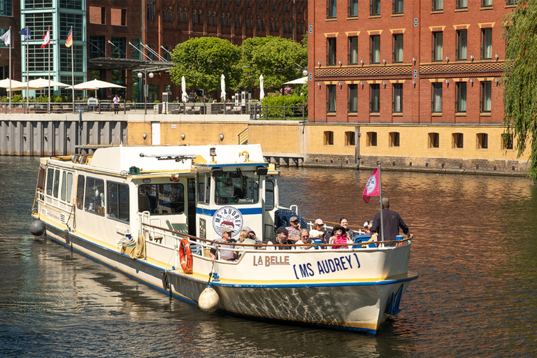 Berlin: 2-Hour Spree Cruise with Drag Queen & Sightseeing