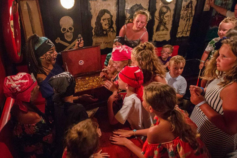 Cancun : Dîner-croisière sur le bateau pirate du Capitaine Crochet avec spectacle