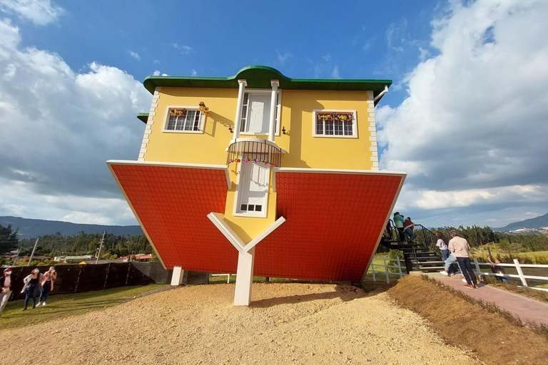 Depuis Bogota : découverte du village de Guatavita, de la lagune et de la &quot; Casa Loca &quot;.