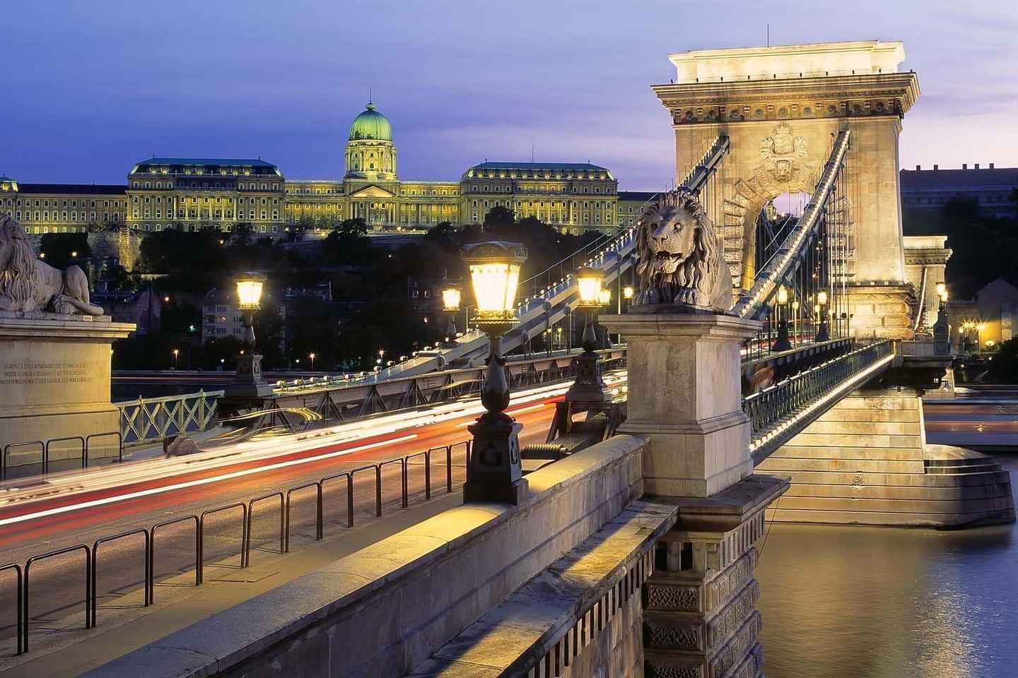 Budapest Night Tour in Spanish and Danube Boat Ride (optional)