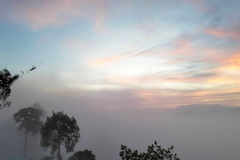 Khao Lak : Mer de brouillard sur la colline et lever de soleil à Khao Khai Nui