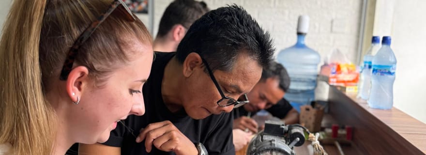 Bali : atelier de fabrication de bijoux traditionnels à Nusa Penida